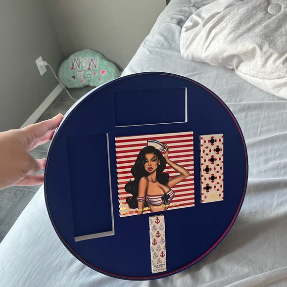 Limited edition Kyle Jenner sailor PR Box only no make up included - Picture 3 of 3